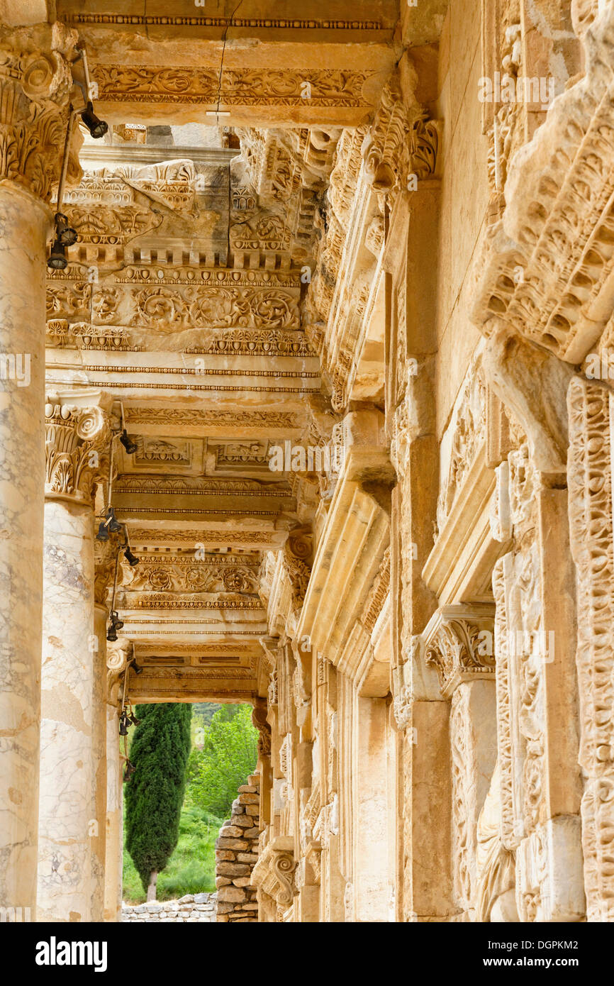 Ornato al piano superiore della Biblioteca di Celso, Efeso, Selçuk, İzmir Provincia, Regione del Mar Egeo, Turchia Foto Stock