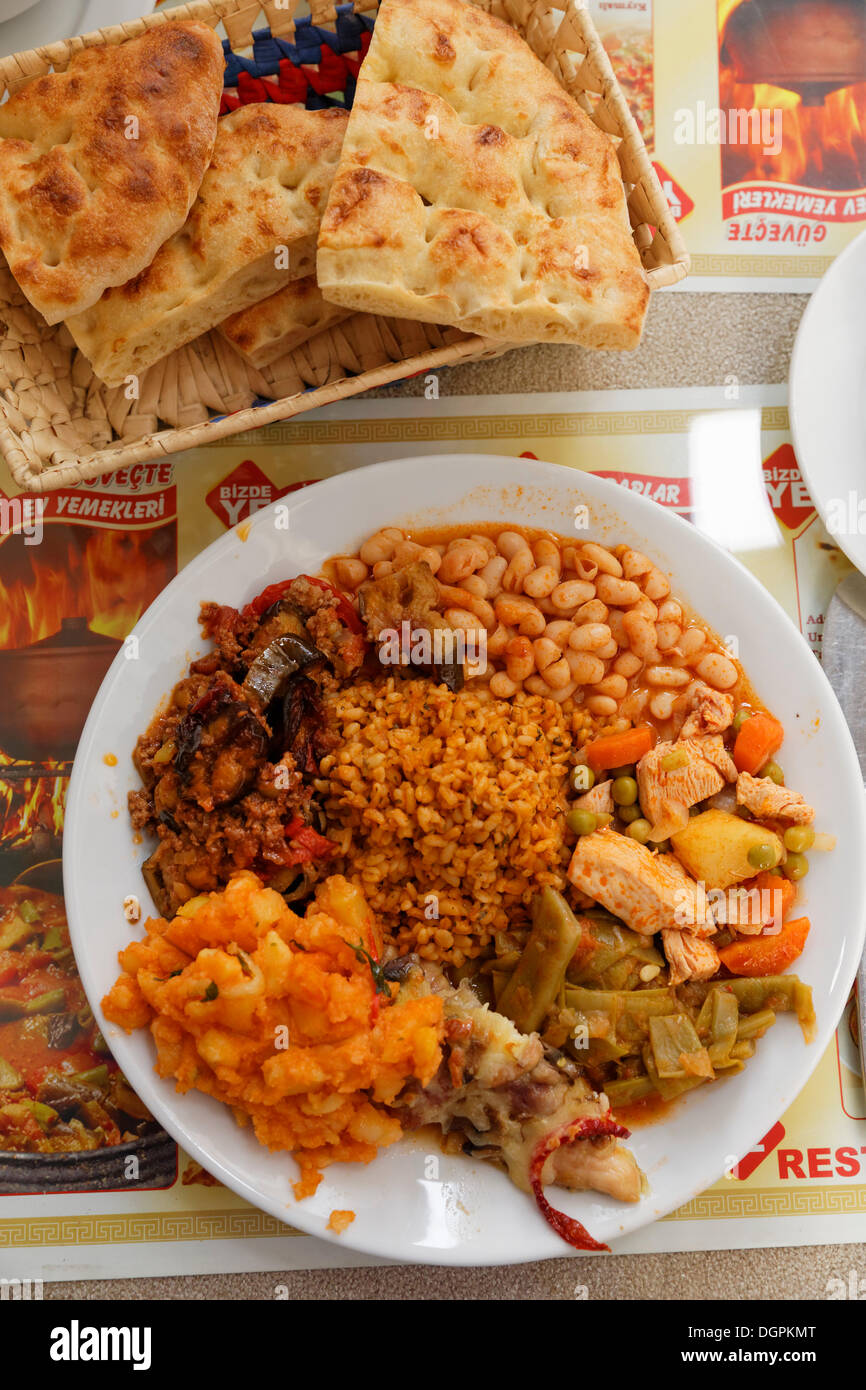 Miscelati tipici piatti della cucina Turca in un Lokanta snack bar, Kuşadası, Aydin provincia, regione del Mar Egeo, Turchia Foto Stock
