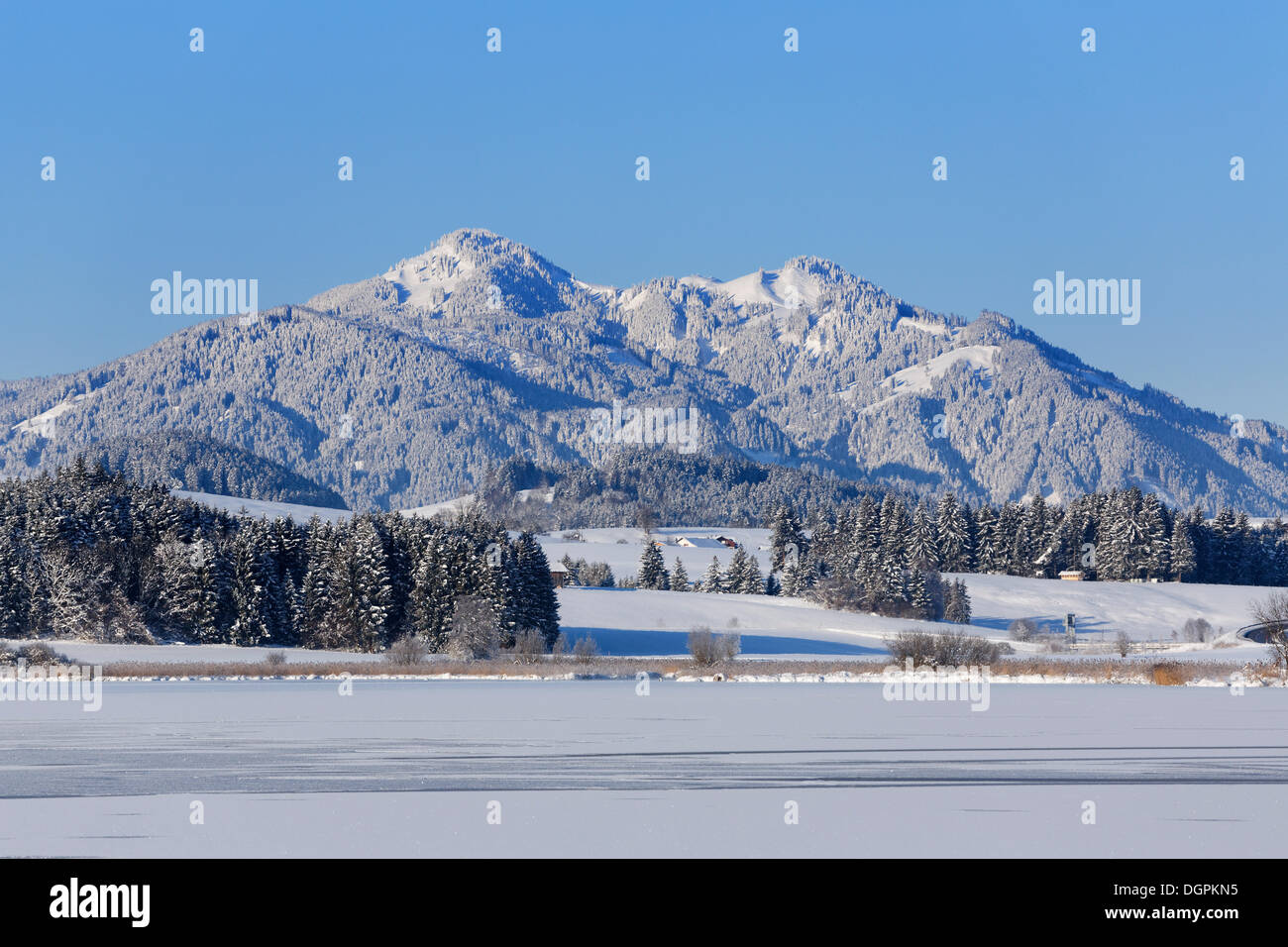 Congelati Lago Hopfensee con montatura Edelsberg e Monte Alpspitz, vicino Hopfen am See, Ostallgäu, Algovia, Schwabia, Bavaria Foto Stock