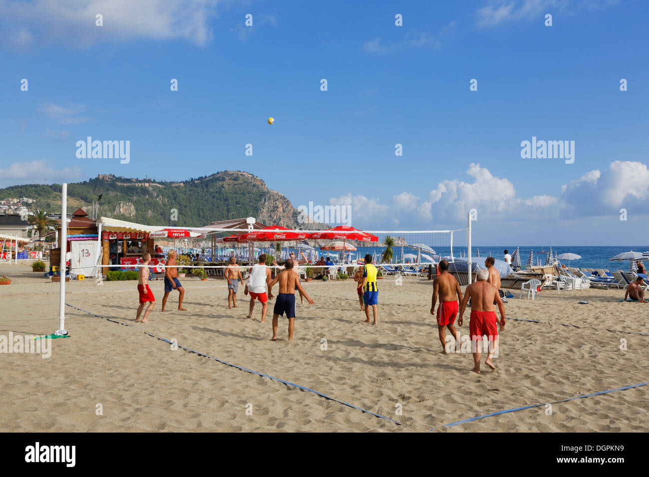 Beachball sulla spiaggia di Cleopatra, davanti a Castle Hill, Kleopatra-Strand, Alanya, Riviera Turca, Provincia di Antalya Foto Stock