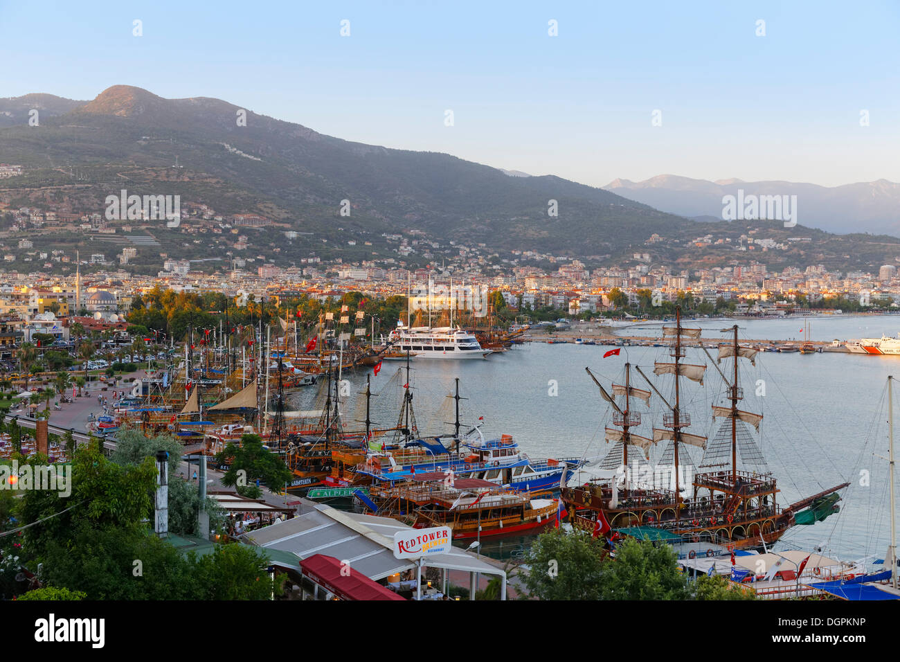 Escursione barche nel porto, Alanya, Riviera Turca, Provincia di Antalya, Regione Mediterranea, Turchia Foto Stock