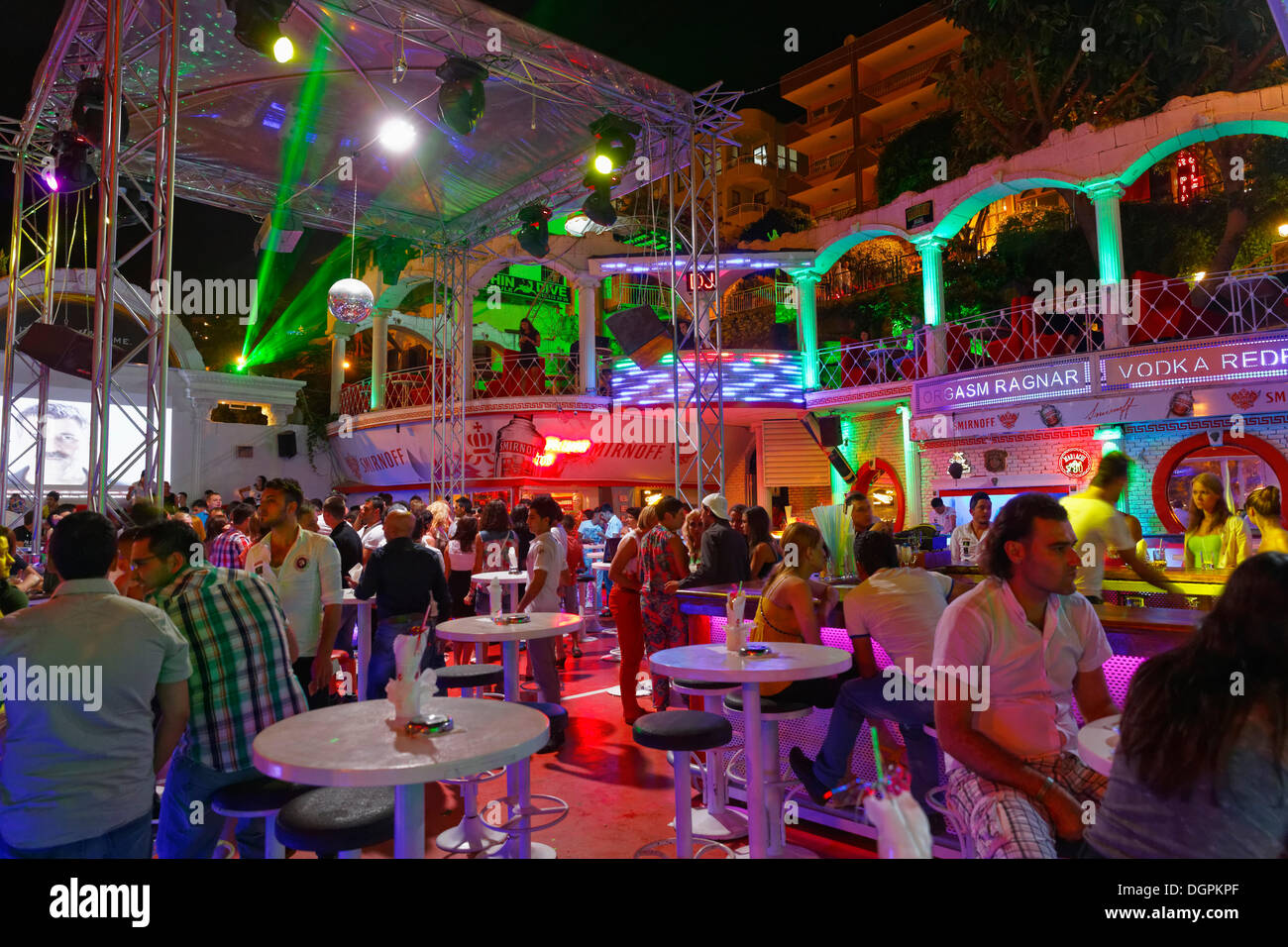 Il Bistro Bellman night club nel centro della città di notte, Alanya, Riviera Turca, Provincia di Antalya, Regione Mediterranea, Turchia Foto Stock