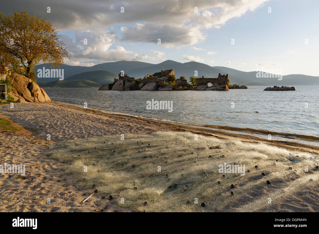 Rete da pesca sulla riva, fortezza bizantina su un isola del lago, lago Bafa, Kapıkırı, Muğla provincia, regione del Mar Egeo Foto Stock
