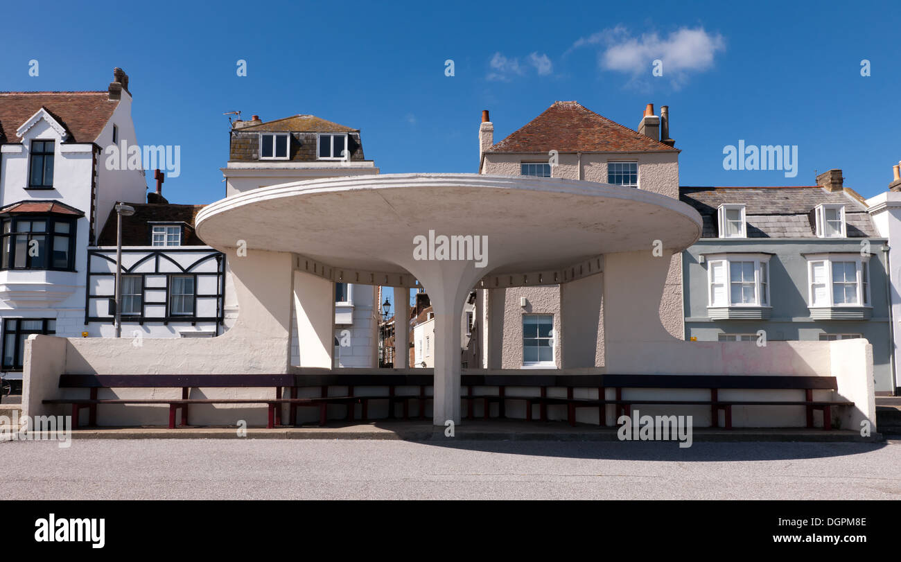 Un insolito lungomare concrete shelter, risalenti agli anni cinquanta, ricorda l'età di Art Deco Foto Stock