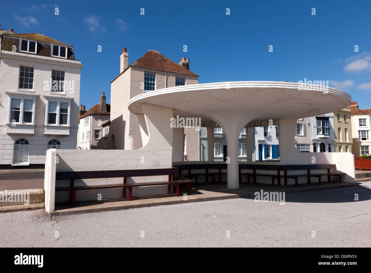Un insolito calcestruzzo rifugio sul lungomare, a trattare, Kent, risalenti agli anni cinquanta, ricorda l'età di Art Deco Foto Stock