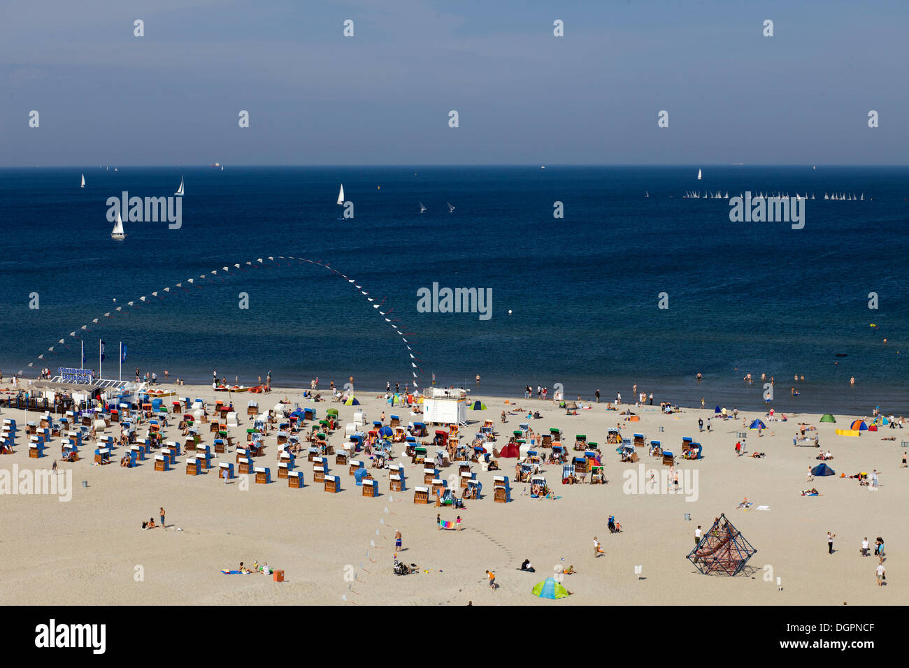 Vista da un vecchio faro sulla spiaggia verso il Mar Baltico in Warnemuende, Mecklenburg-Vrpommern Foto Stock