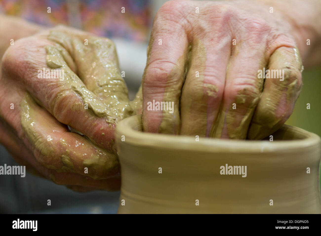 Le mani del russo pittore e scultore Alexey Maksimenko facendo in ceramica, Berlino Foto Stock