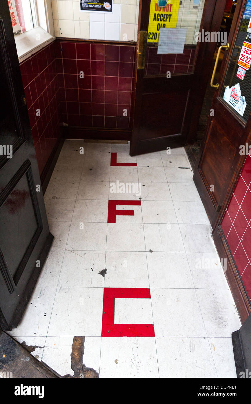 L'ingresso del Parco pub di fronte Kop, Liverpool. La zona è oggetto di un controverso di riqualificazione dello stadio da LFC Foto Stock