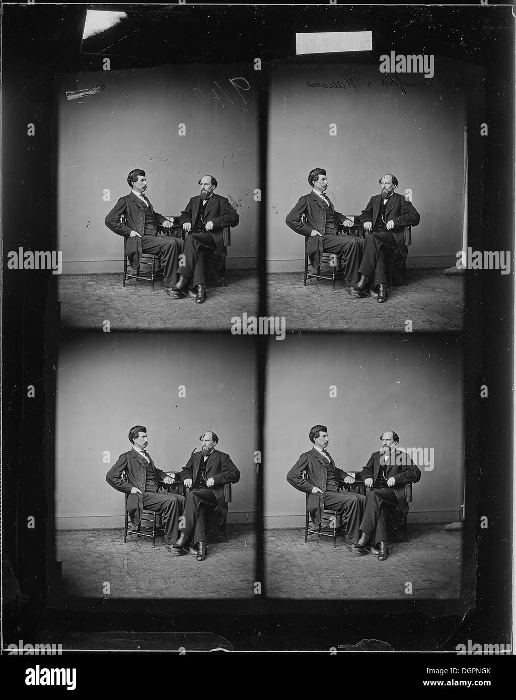 Questa fotografia mostra Samuel Clemens (Mark Twain) sulla sinistra, con una figura identificata come forse il generale Thomas Williams. L'immagine è probabilmente della metà del XIX secolo, catturando importanti figure storiche americane. Foto Stock