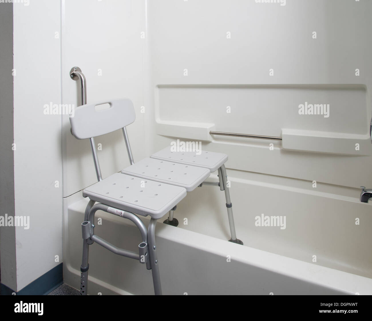 Handicap sedia nella doccia Vasca da bagno Foto Stock