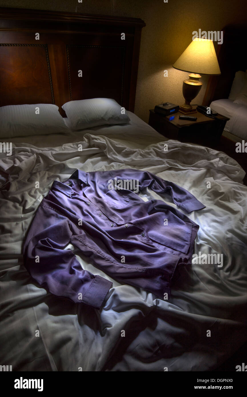Shirt sul letto spiegazzata Foto Stock