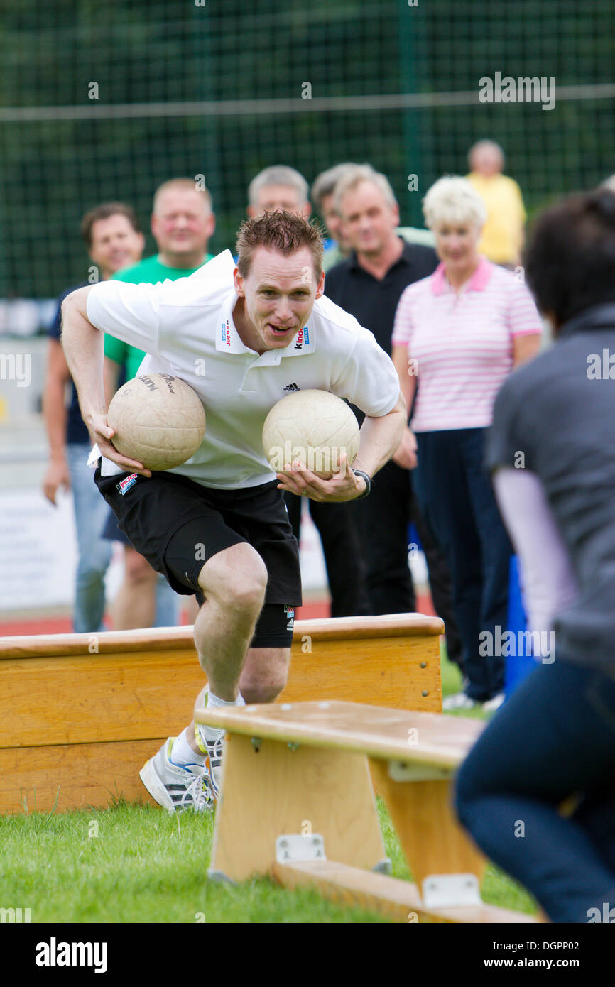 Frank Busemann, argento olimpico medaglia nel decathlon nel 1996, durante un evento per il DOSB Sportabzeichen Tour 2012 Foto Stock