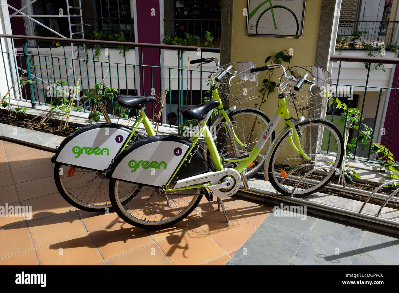 Madeira Portogallo. Biciclette a noleggio nel Forum shopping centre Foto Stock