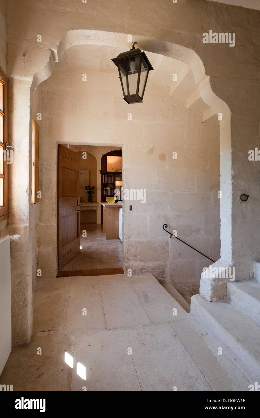 Atterraggio semplice con pareti in pietra e pavimenti e un buio Lanterna di metallo Foto Stock