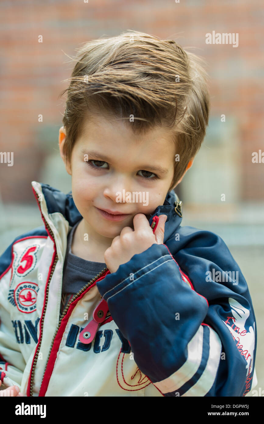 Un simpatico ragazzo di 4 anni vecchio ritratto . Foto Stock