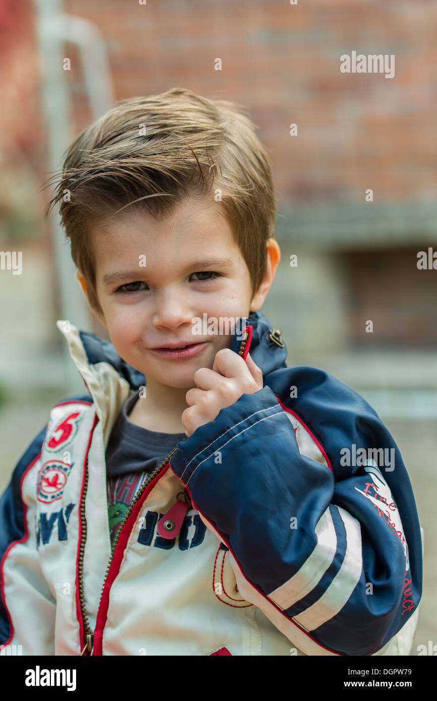 Un simpatico ragazzo di 4 anni vecchio ritratto . Foto Stock