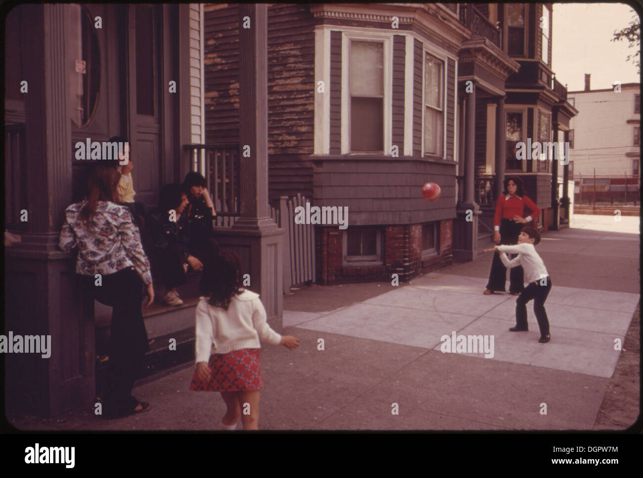 Una vista sul lato sud-ovest di Neptune Road, che mostra la disposizione e i dintorni dell'area. Foto Stock