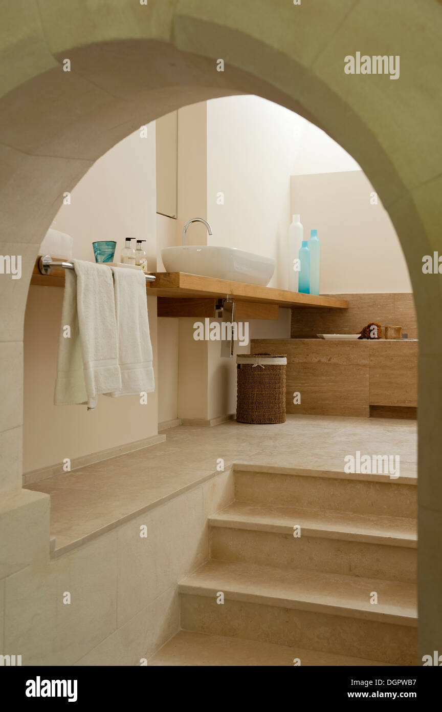 Visualizzazione attraverso l'arcata in pietra per il bagno Foto Stock