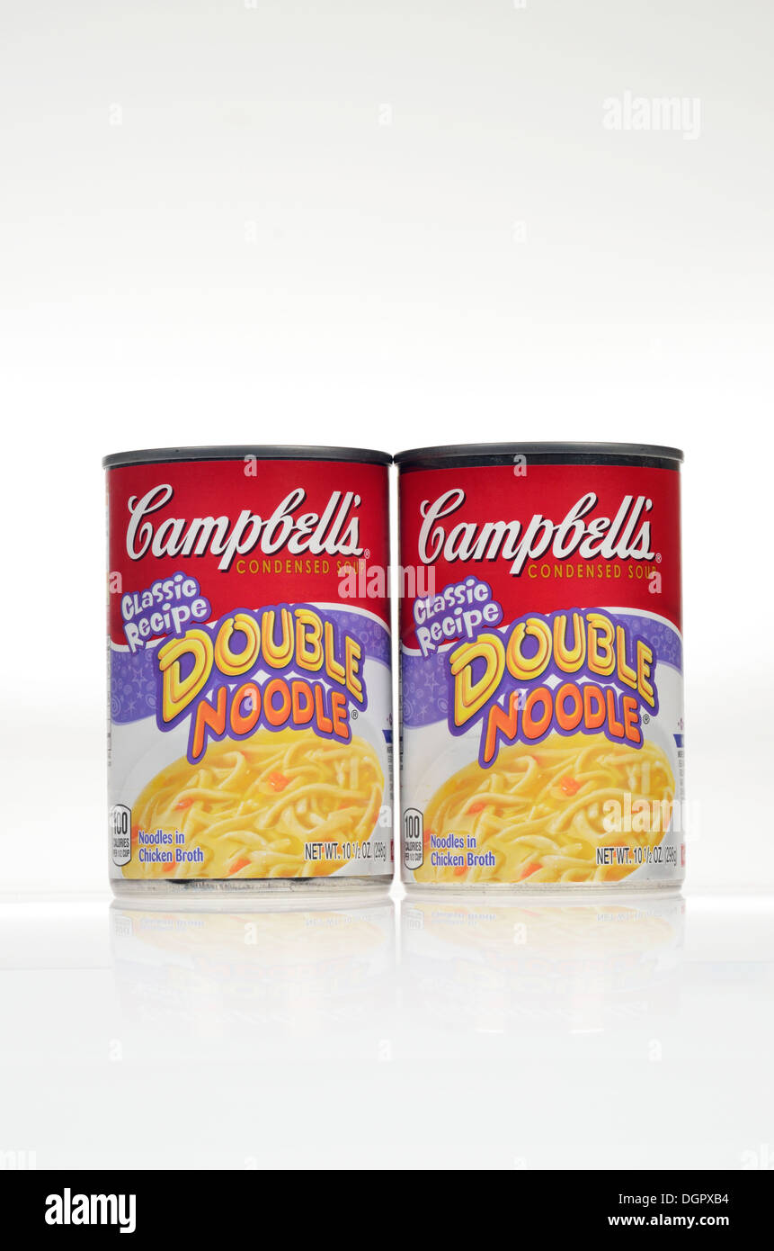 Teglie non aperti di Campbell's double noodle soup su sfondo bianco, isolata. Foto Stock