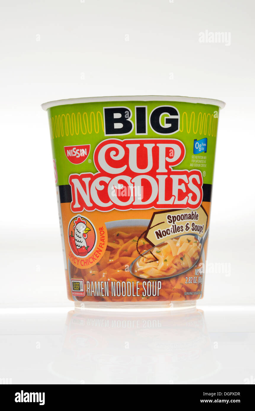 Contenitore chiuso di Nissin Grande tazza di spaghetti ramen sapore di pollo zuppa su sfondo bianco, ritaglio. Foto Stock