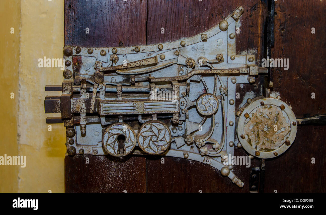Serratura della porta di una chiesa medioevale in Biertan, uno dei più importanti di Saxon villaggi con chiese fortificate in Transilvania Foto Stock