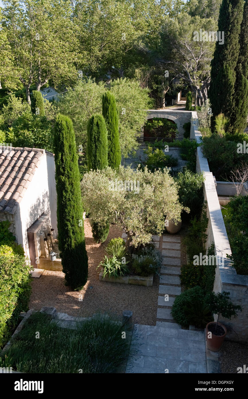 Vista sul cortile giardino con ulivi e mediterraneo cipressi Foto Stock