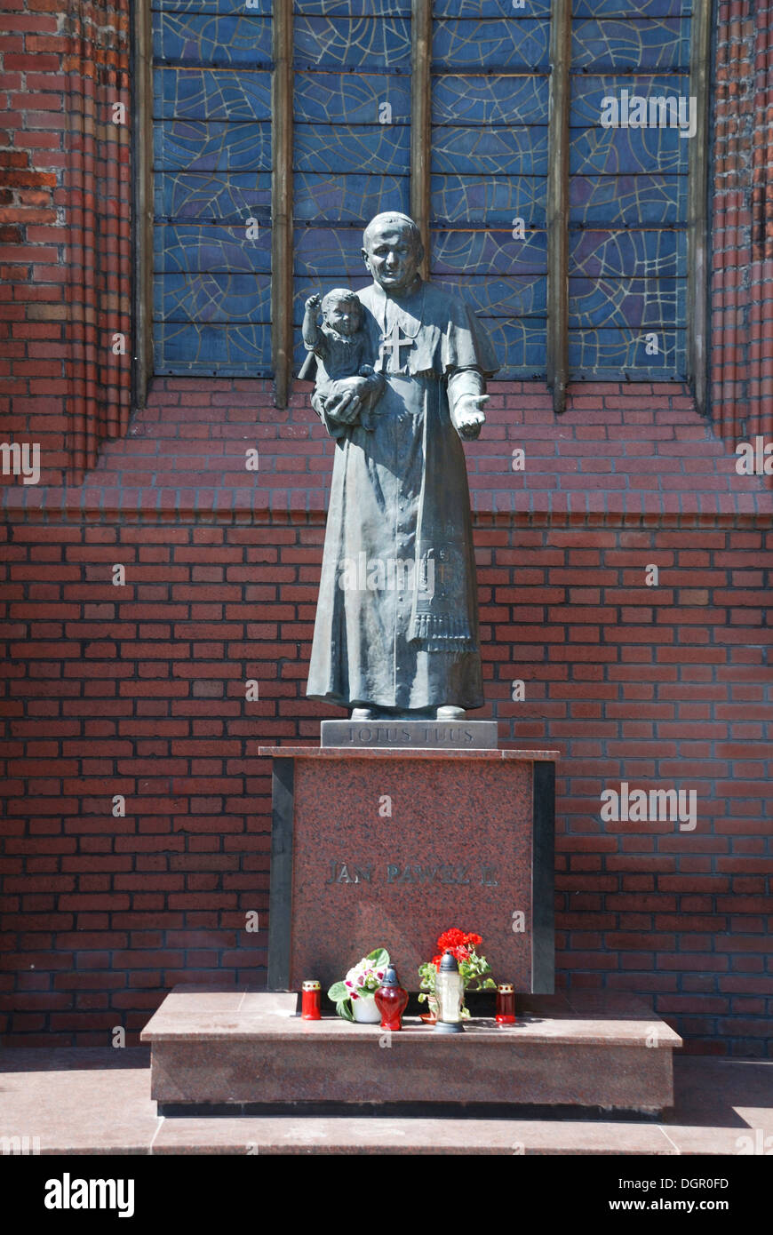 Monumento al Papa polacco Giovanni Paolo Secondo prima di Brigida la Chiesa in Gdansk. Foto Stock