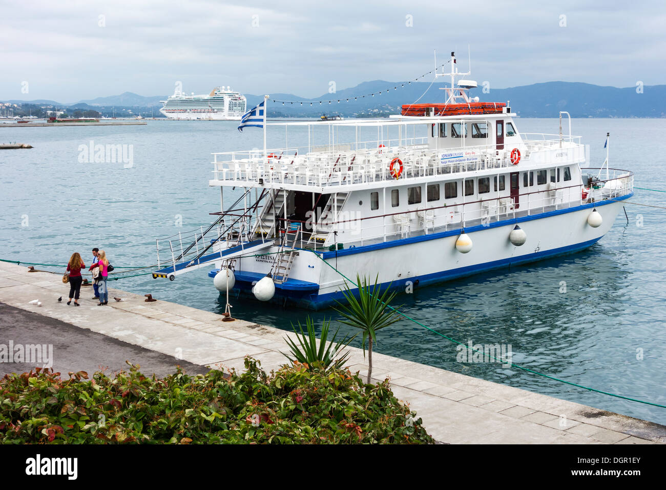 Viaggio in barca, traghetto turismo sull acqua, baia di Corfù - Old Town, l'isola di Corfù, Isole Ionie, isole greche, la Grecia, l'Europa. Foto Stock