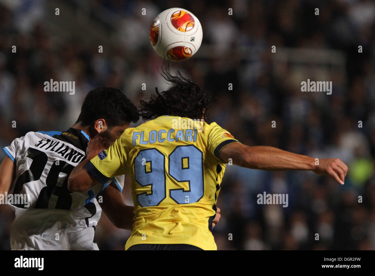 Apollon Limassol player Marios Stylianou e laziale Sergio Floccari lotta per la palla durante la loro Europa League Soccer Match in GSP stadium di Nicosia, Cipro, giovedì 24 ottobre, 2013 Foto Stock