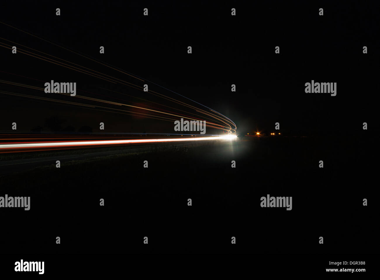 I fari di accelerazione del traffico su una strada molto trafficata Foto Stock