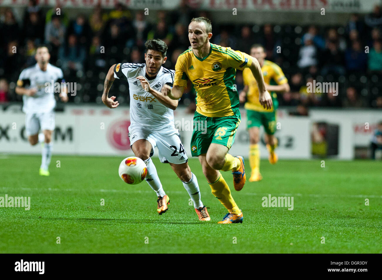 Giovedì 03 ottobre 2013 nell'immagine:( L-R ) Alejandro Pozuelo ed Aleksei Kozlov di Kuban Krasnodar Re:UEFA Europa League, Swansea City FC vs Kuban Krasnodar, al Liberty Staduim Swansea Foto Stock