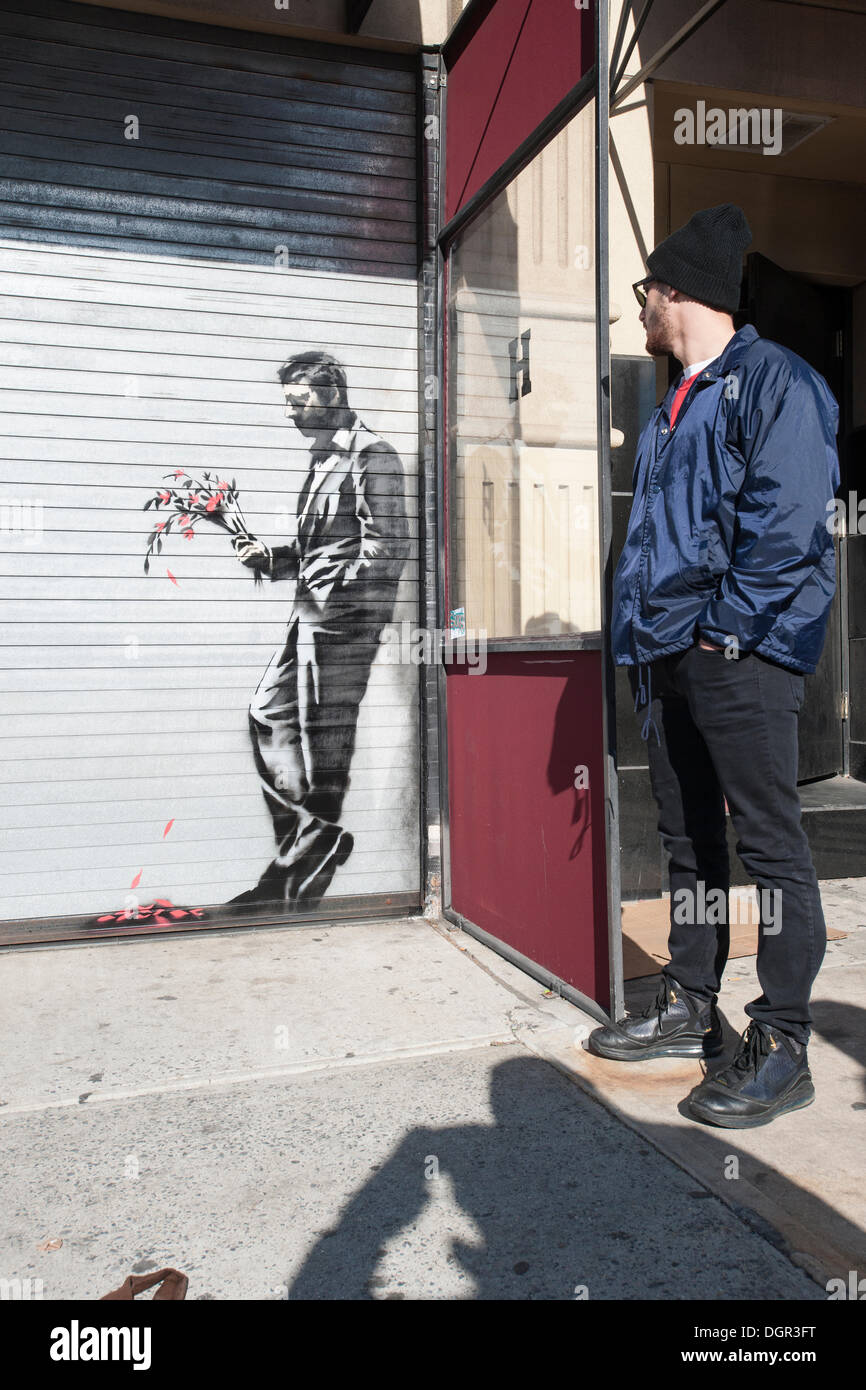 Una macabra Halloween display è visto nel quartiere di Boerum Hill di Brooklyn a New York il Mercoledì, Ottobre 23, 2013. La stravaganza di vacanza in un cortile anteriore dispone di mutilati bambole con il sangue in abbondanza ed è stimolare entrambi i pro e con reazioni da parte dei residenti e dei passanti. (© Richard B. Levine) Foto Stock