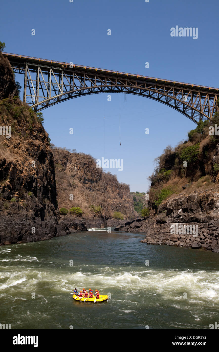 Sport estremi - white water rafting e bungee jumping dal Victoria Falls Bridge, Victoria Falls, Zambia Africa Foto Stock