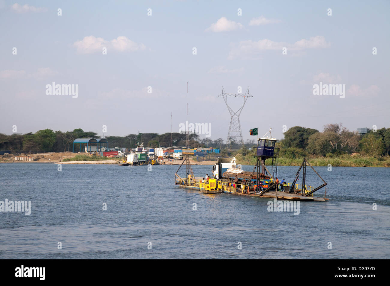 Il traghetto Kazungula il trasporto di merci e di persone attraverso il fiume Zambesi dal Botswana alla Zambia, Africa Foto Stock
