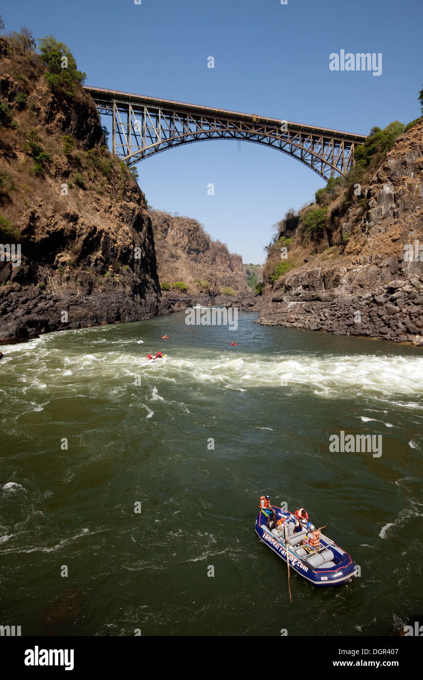 White water rafting in Victoria Falls Gorge presso la pentola bollente sotto il Victoria falls bridge, Zambia lato, Africa Foto Stock