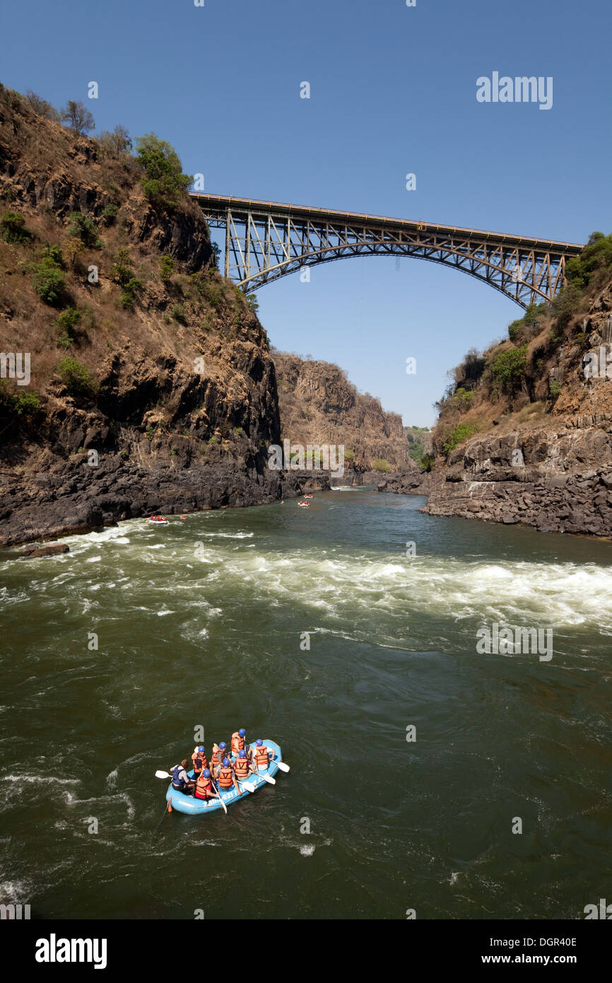 Adventure Holiday travel White water rafting; la pentola bollente, Victoria Falls sul fiume Zambesi, Zambia, Africa Foto Stock