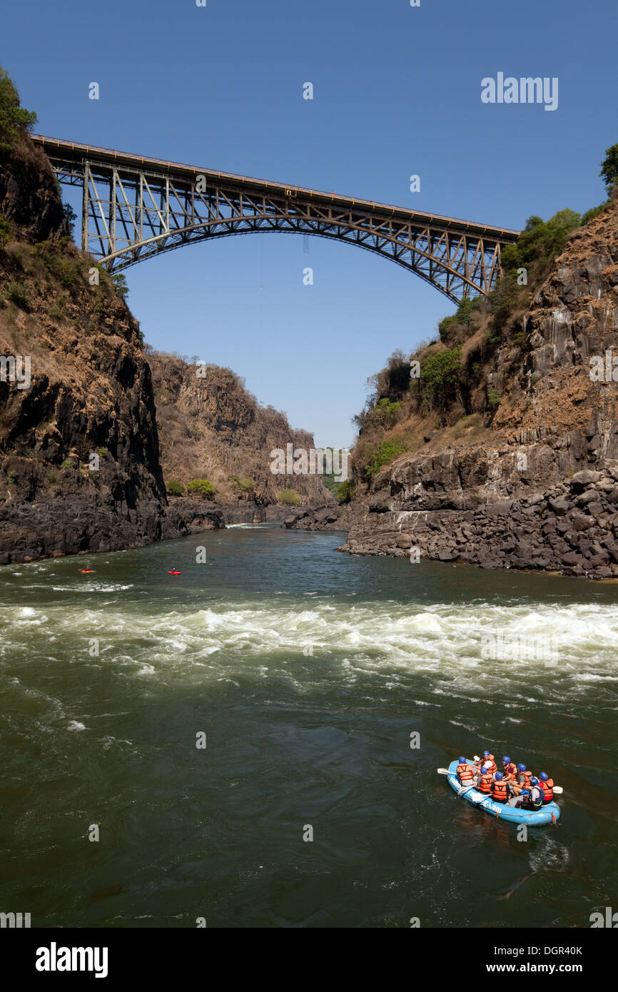 La Victoria Falls Bridge in Zambia - Zimbabwe frontiera, visto dalla pentola bollente, Victoria Falls, Zambia Africa Foto Stock