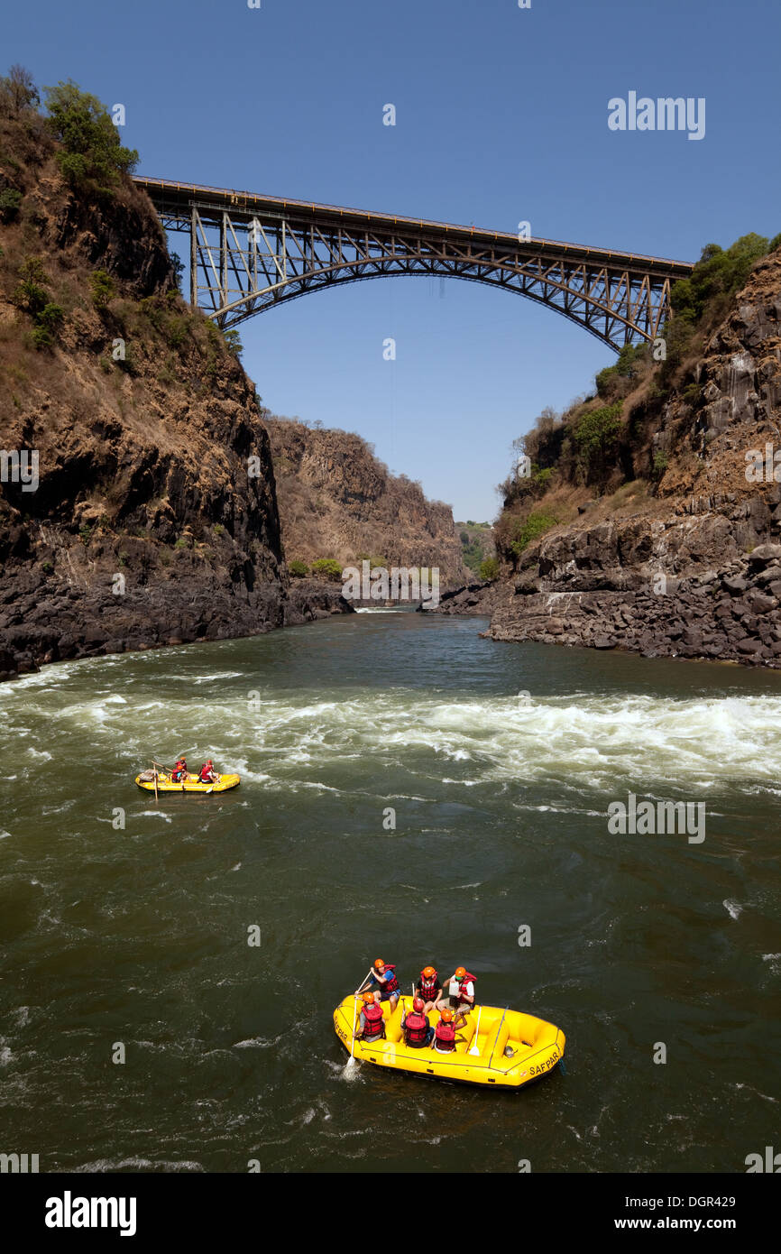 White water rafting presso il Victoria Falls, esempio di viaggi avventura, la pentola bollente, fiume Zambesi, Zambia Africa Foto Stock