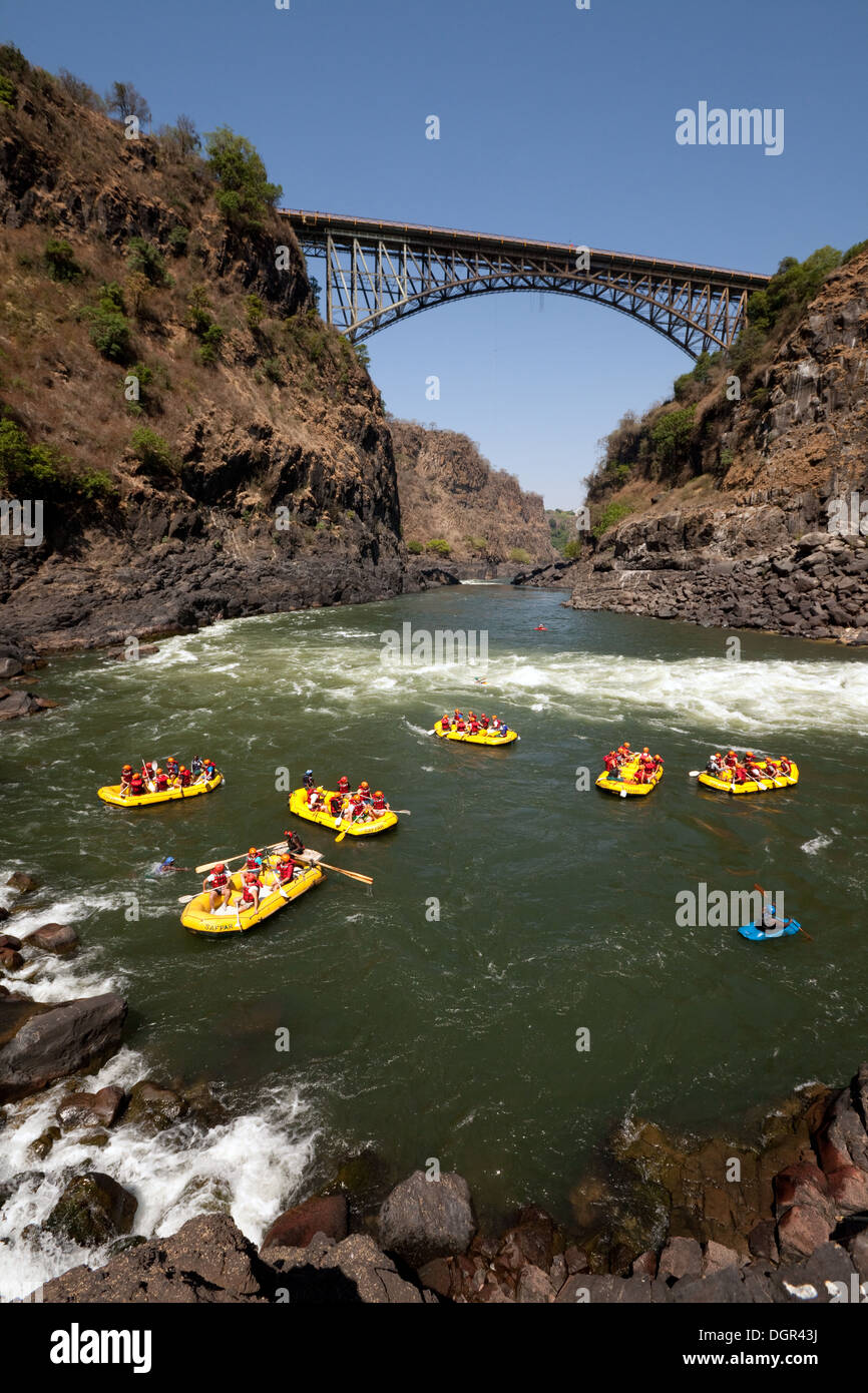 White water rafting sul fiume Zambesi e a Victoria Falls bridge, Zambia lato; adventure holiday travel Foto Stock