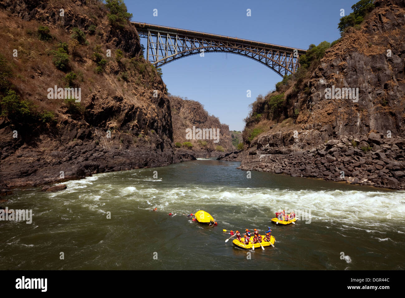 Viaggi avventura, persone acqua bianca rafting sul fiume Zambesi a Victoria Falls Bridge, Zambia, Africa Foto Stock