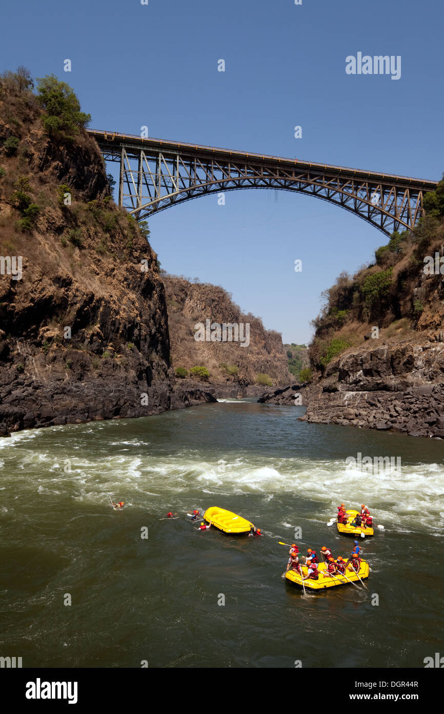 Viaggi avventura, persone acqua bianca rafting sul fiume Zambesi a Victoria Falls Bridge, Zambia, Africa Foto Stock