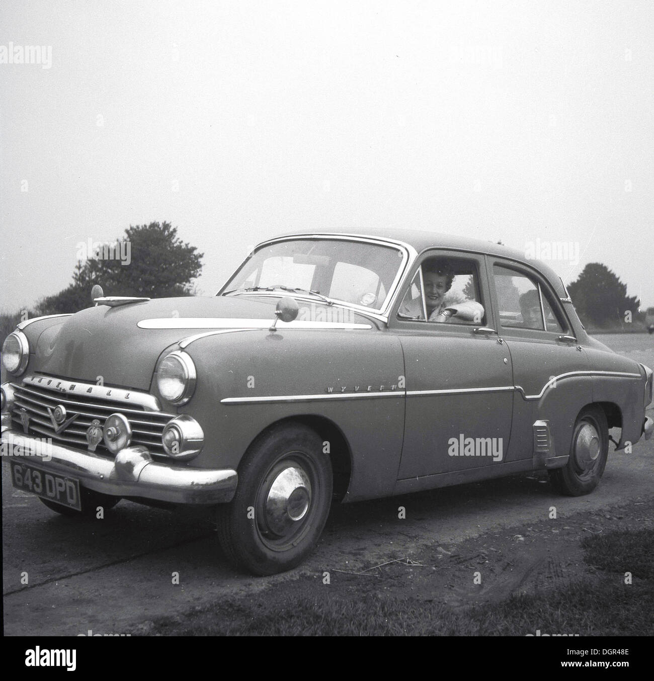 Foto storiche da anni cinquanta che mostra una signora seduta sul sedile del passeggero di un'auto d'epoca. Foto Stock