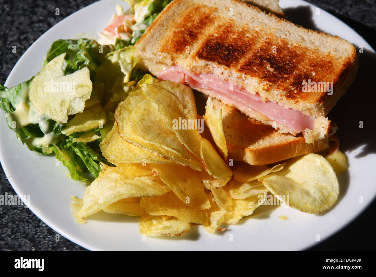 Prosciutto e formaggio sandwich tostato con insalata Foto Stock