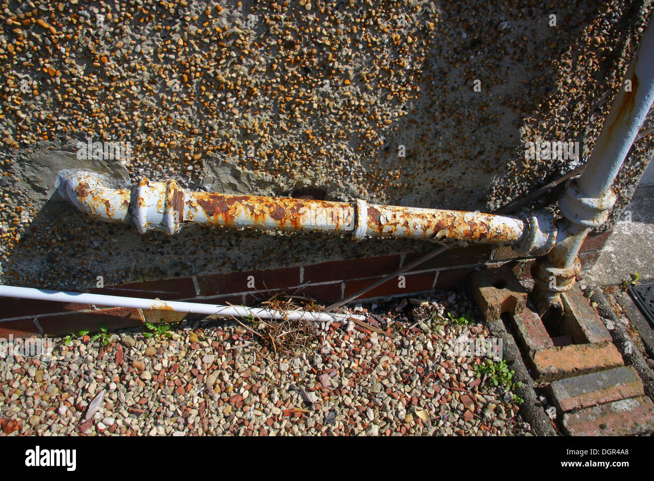 Rusty ghisa drainpipe con sfald vernice Foto Stock