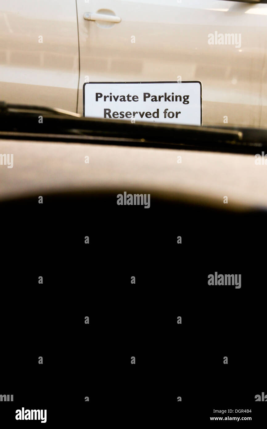 Auto parcheggiate in uno spazio riservato da in auto Foto Stock