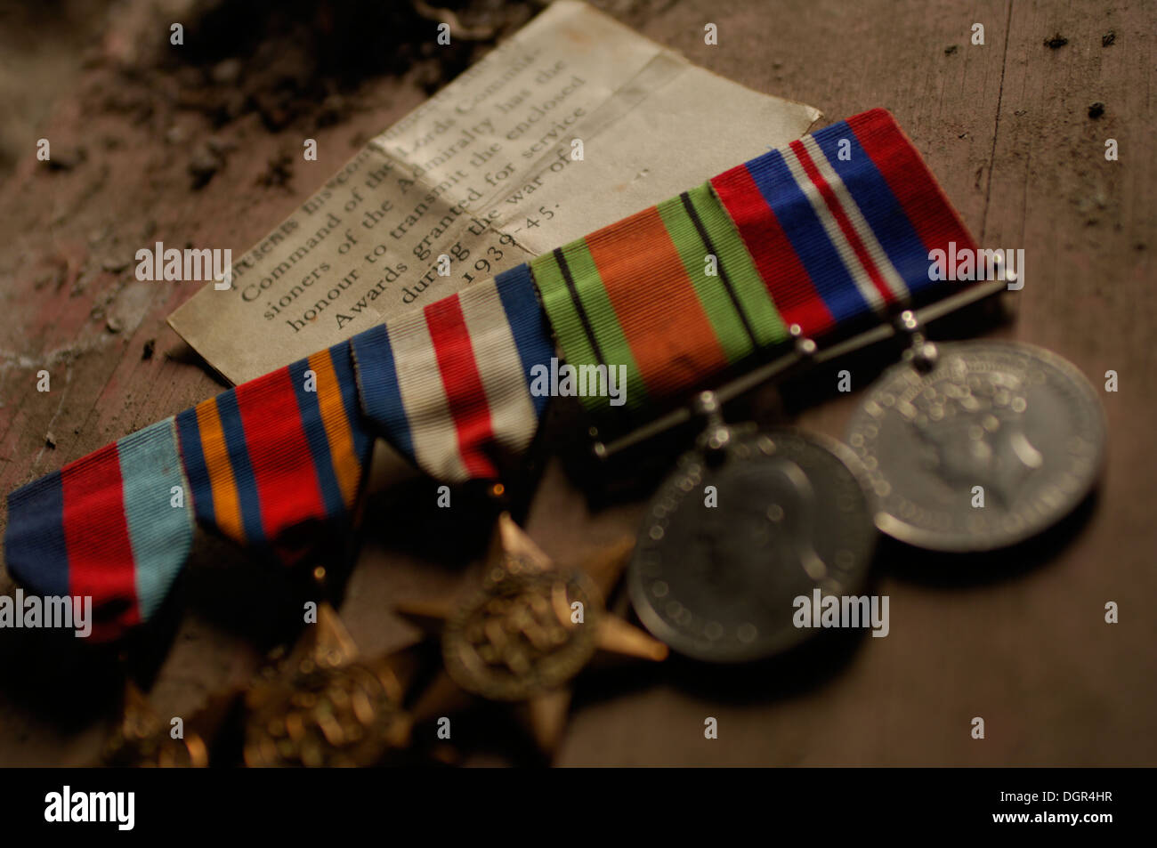 Fotografia atmosferica di medaglie campagna dalla seconda guerra mondiale, 1939-1945 con un testo dall'ammiragliato. Foto Stock