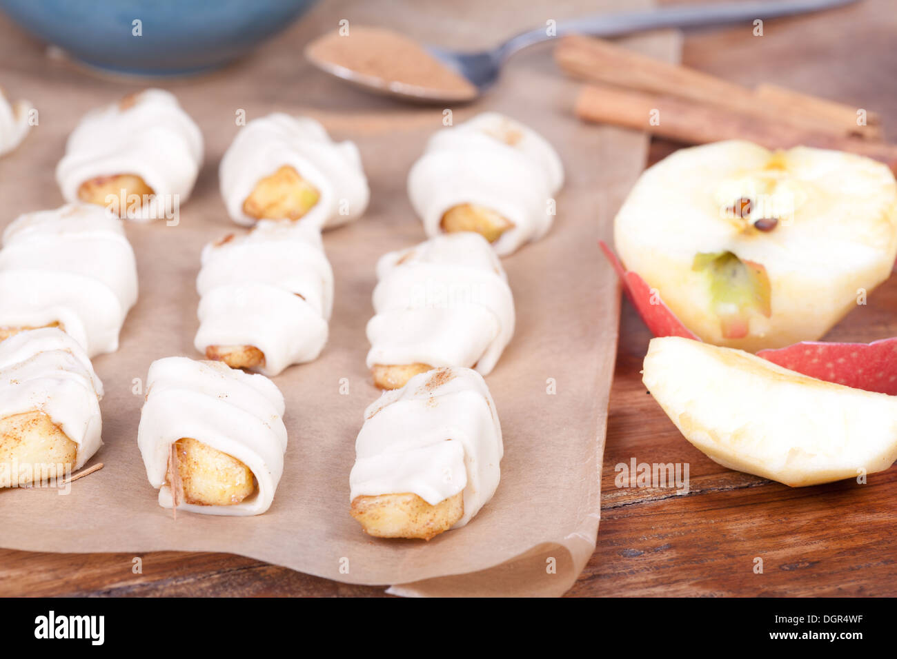 Poco fatturati apple appena pronti per essere cucinati Foto Stock