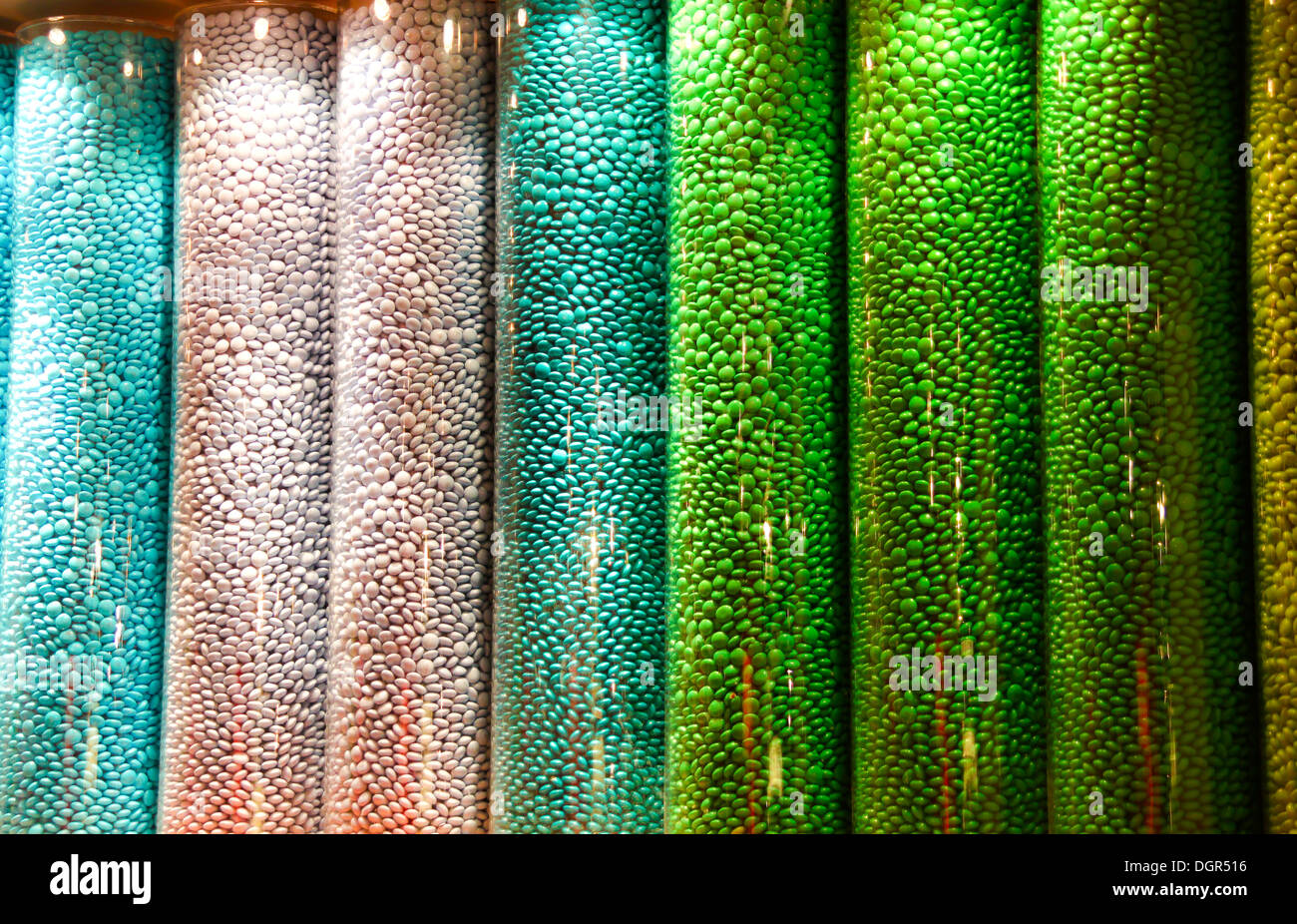 Multi caramelle colorate in vaso di vetro alto display Foto Stock