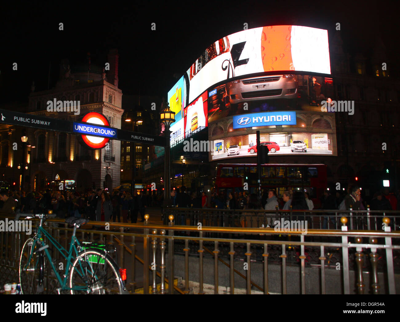 Piccadilly Circus e ingresso della metropolitana di notte Foto Stock