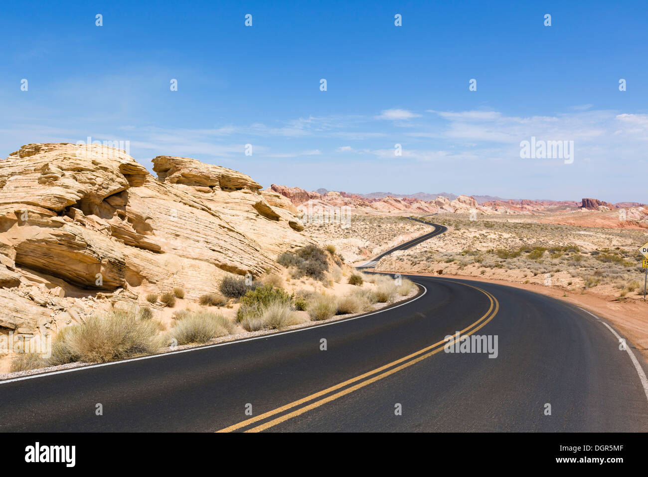 Svuotare la strada attraverso la Valle del Fuoco del Parco Statale di cupole bianche area, a nord di Las Vegas, Nevada, STATI UNITI D'AMERICA Foto Stock